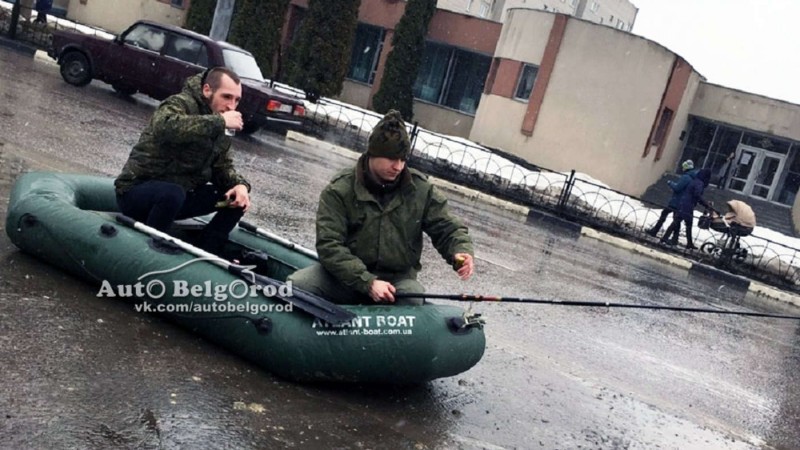 Рыбаки ловили рыбу на проезжей части. рыбаки 