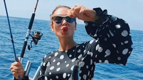Телеведущая Ляйсан Утяшева отправилась на рыбалку в вечернем платье. рыбы, рыбалка, телеведущая, Ляйсан Утяшева
