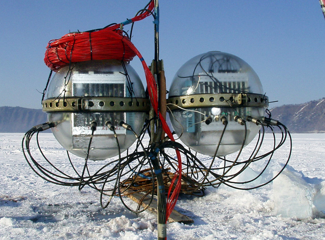 В Байкале рыбаки будут ловить омуля, а ученые – нейтрино. телескоп