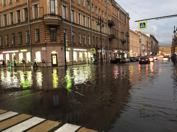 Из-за ливня на улицы Санкт-Петербурга вышли дополнительные бригады «Водоканала». погода, дождь, ливень, потоп, Петербург