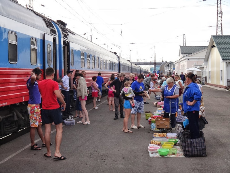 Женщина побила полицейского рыбой. 15466.jpeg Женщина побила полицейского рыбой. поезд