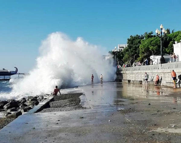 Спасатели призвали не купаться в Чёрном и Азовском морях во время шторма. море, Черное море, Азовское море, Крым, шторм, спасатели