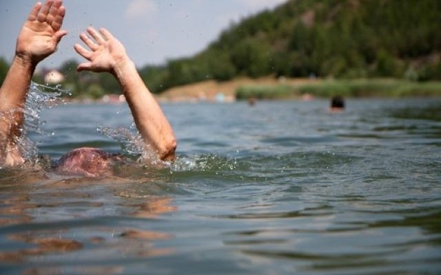 Полицейский спас утопающего рыбака. 13775.jpeg Полицейский спас утопающего рыбака. 13775.jpeg