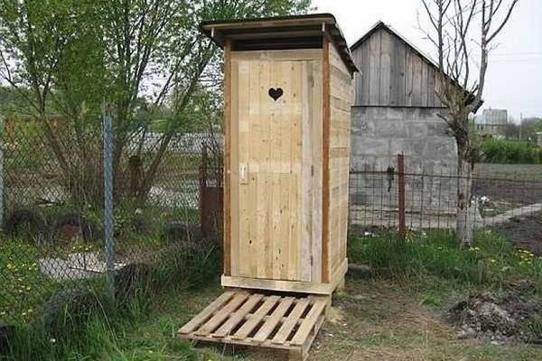 В Иркутске около многоэтажек появились деревянные туалеты. 13984.jpeg
