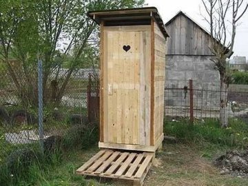 В Иркутске около многоэтажек появились деревянные туалеты