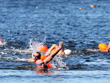 Во Владивостоке прошел уникальный эстафетный заплыв "Русская кругосветка"