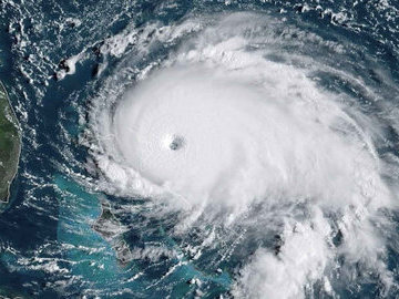 Ураган Лоренцо в Атлантическом океане усилился до пятой категории