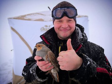 Сызранский рыбак спас куропатку от смерти