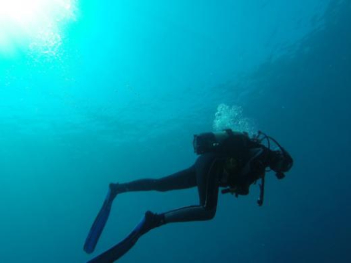 Дайверы обнаружили на дне Средиземного моря маски и перчатки