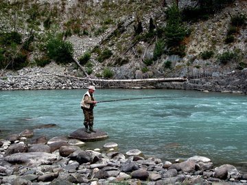 Ловля рыбы в водоеме с быстрым течением