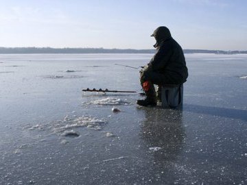 Рыбалка зимой. Используем пешню