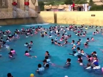 В Китае посетителей аквапарка смыла искусственная волна