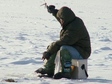 Зимняя рыбалка на реке